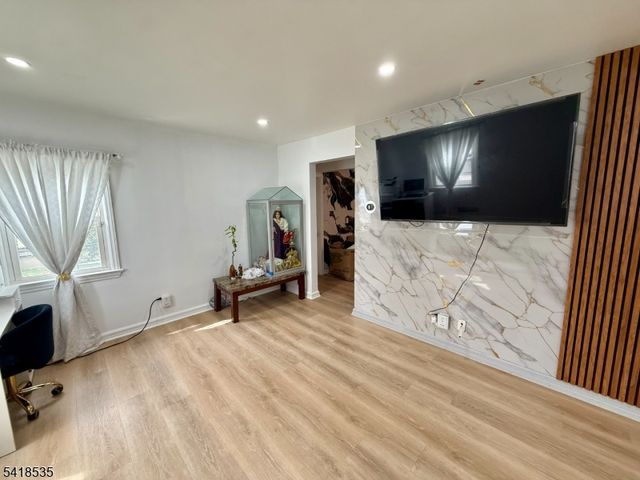 8 Orchard Dr, Clifton City, NJ 07012