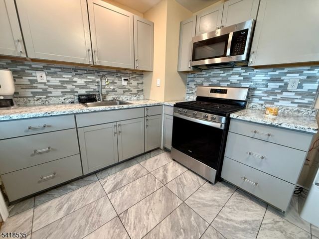 8 Orchard Dr, Clifton City, NJ 07012