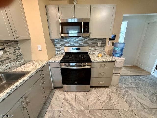 8 Orchard Dr, Clifton City, NJ 07012