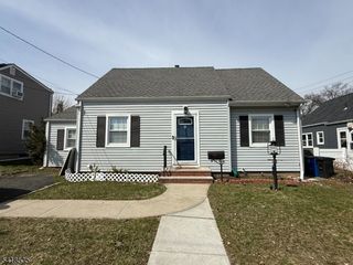 8 Orchard Dr, Clifton City, NJ 07012