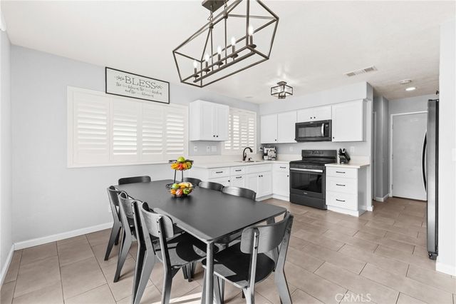 823 Pathfinder Way, Corona, CA 92878