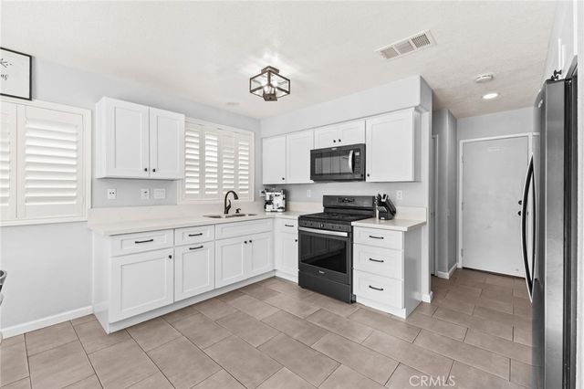 823 Pathfinder Way, Corona, CA 92878