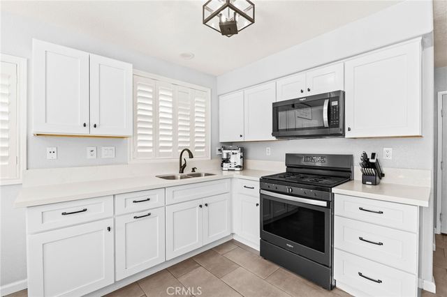 823 Pathfinder Way, Corona, CA 92878