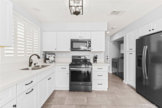 823 Pathfinder Way, Corona, CA 92878