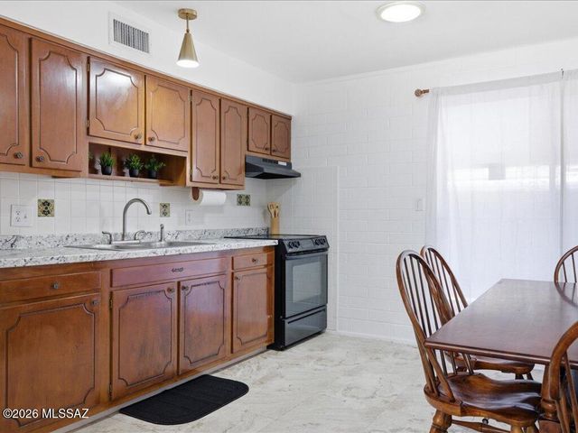 492 N Silverbell Road, Tucson, AZ 85745