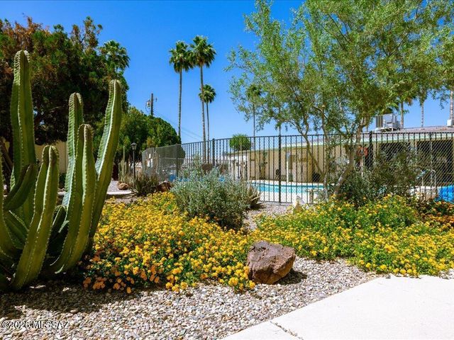 492 N Silverbell Road, Tucson, AZ 85745