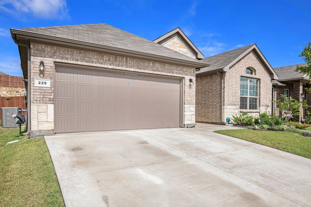 229 Dunmore Drive, Fort Worth, TX 76052