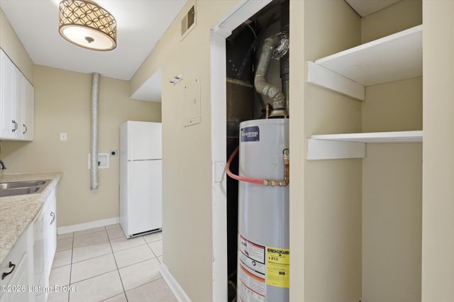 1972 Goldsmith Ln APT 4, Louisville, KY 40218