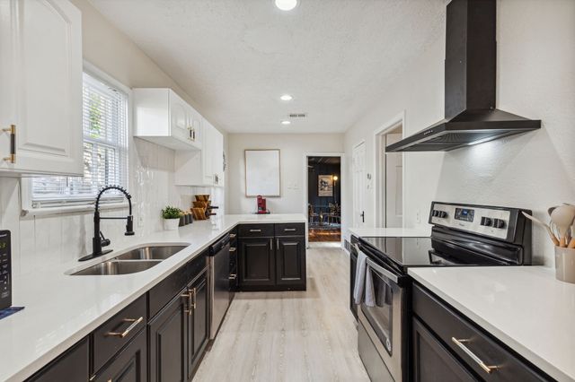 2435 W 10th Street, Dallas, TX 75211