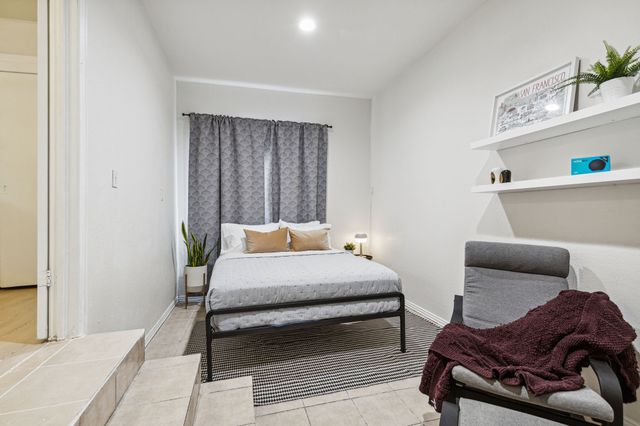 2435 W 10th Street, Dallas, TX 75211