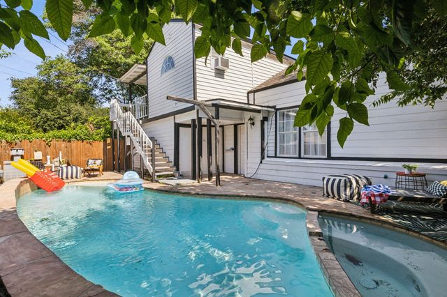 2435 W 10th Street, Dallas, TX 75211