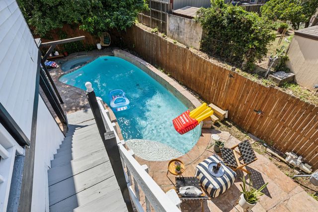 2435 W 10th Street, Dallas, TX 75211