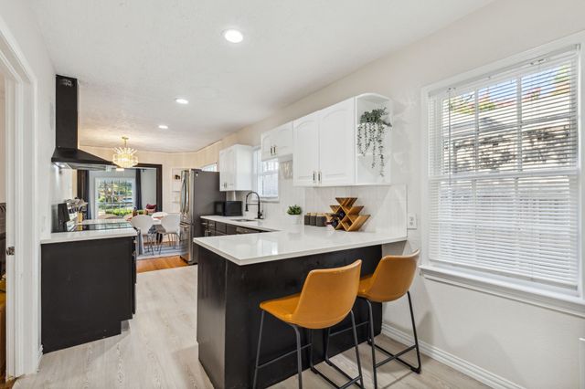 2435 W 10th Street, Dallas, TX 75211