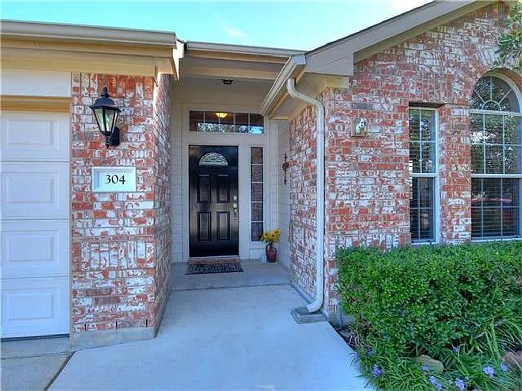 304 Trophy CT, Bastrop, TX 78602