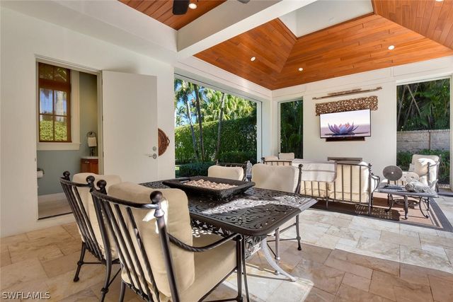 2250 Crayton RD, Naples, FL 34103