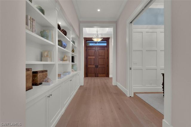 2250 Crayton RD, Naples, FL 34103