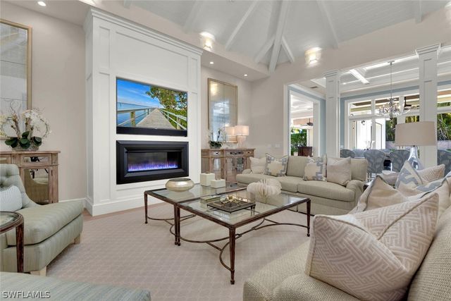 2250 Crayton RD, Naples, FL 34103