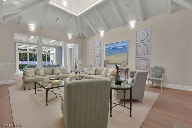 2250 Crayton RD, Naples, FL 34103