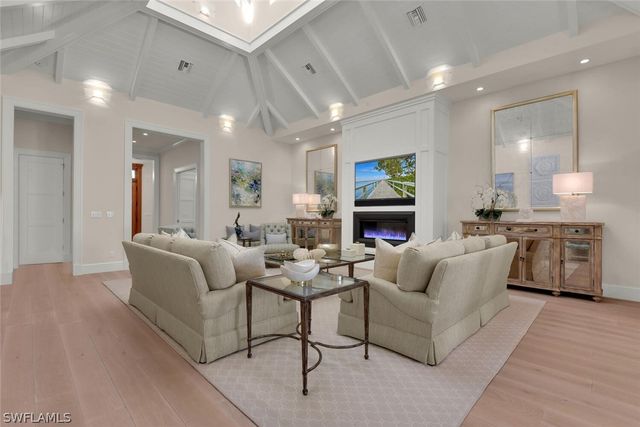 2250 Crayton RD, Naples, FL 34103