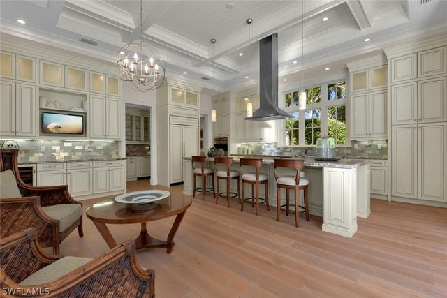 2250 Crayton RD, Naples, FL 34103