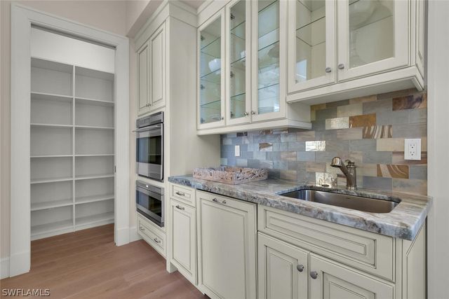 2250 Crayton RD, Naples, FL 34103