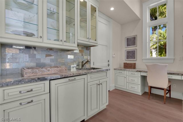 2250 Crayton RD, Naples, FL 34103