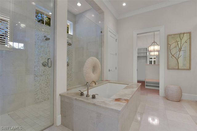 2250 Crayton RD, Naples, FL 34103