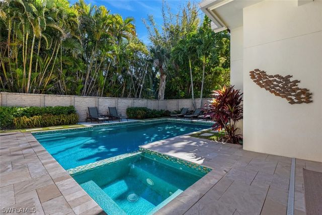 2250 Crayton RD, Naples, FL 34103