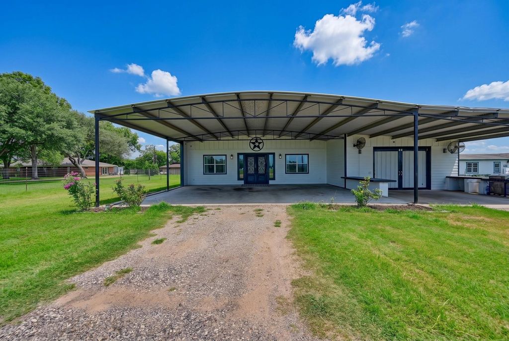11234 N Loop Road, Brenham, TX 77833