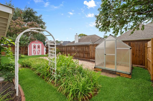 10847 Spruce Drive S, La Porte, TX 77571