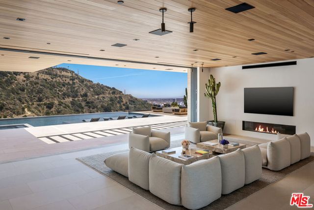 2436 Jupiter Drive, Los Angeles, CA 90046