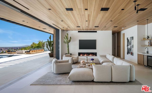 2436 Jupiter Drive, Los Angeles, CA 90046