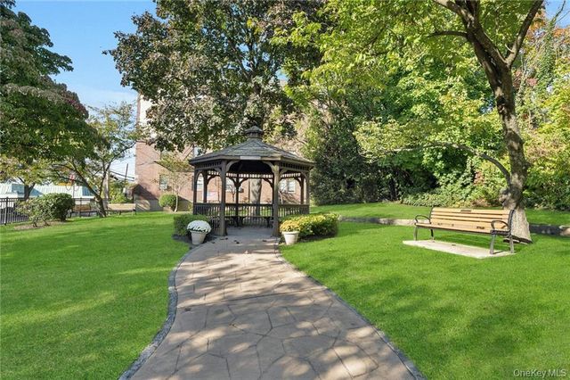 10 Oakridge Place 8D, Eastchester, NY 10709