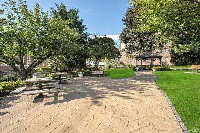 10 Oakridge Place 8D, Eastchester, NY 10709