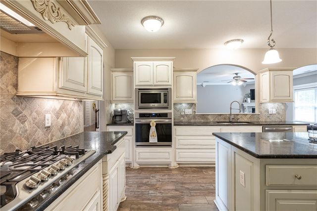 1166 Trail Bluff Drive, Fayetteville, AR 72703