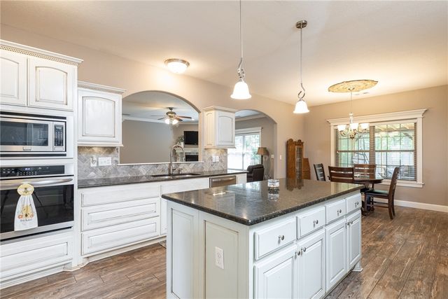 1166 Trail Bluff Drive, Fayetteville, AR 72703