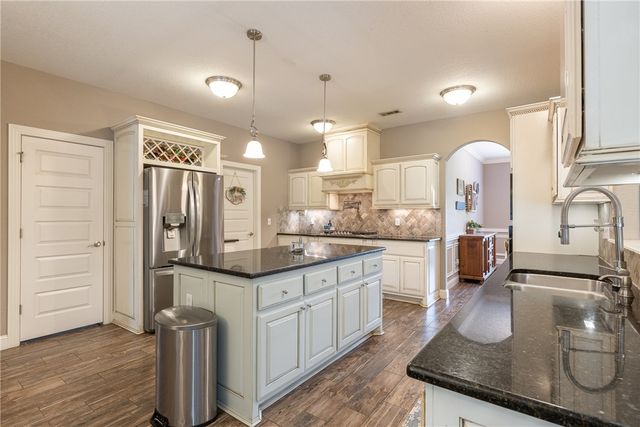 1166 Trail Bluff Drive, Fayetteville, AR 72703