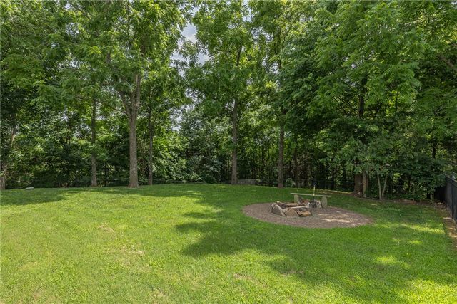 1166 Trail Bluff Drive, Fayetteville, AR 72703
