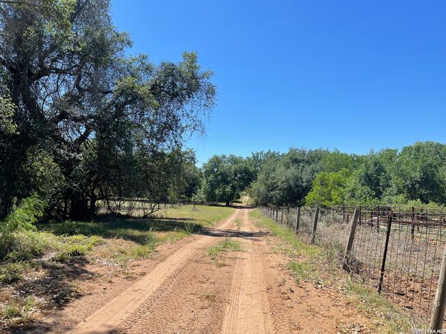2141 County Road 132, Floresville, TX 78114