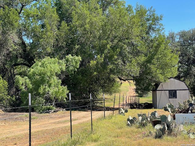 2141 County Road 132, Floresville, TX 78114