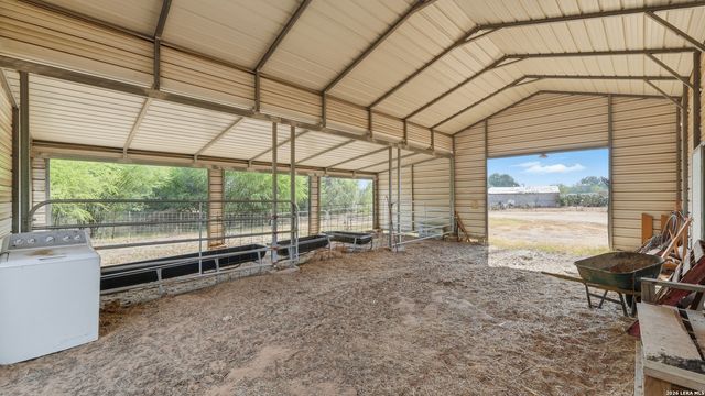 2141 County Road 132, Floresville, TX 78114