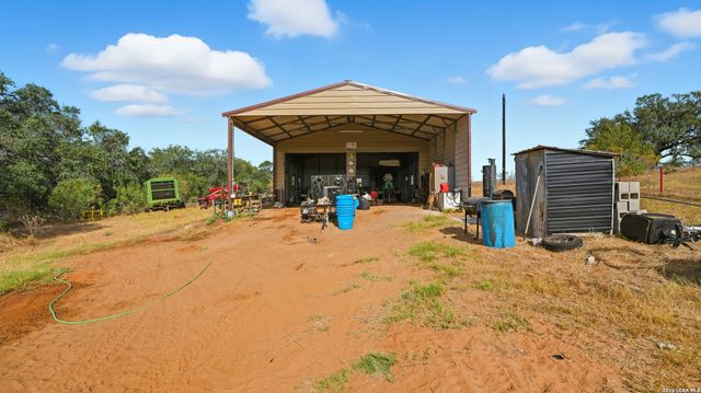 2141 County Road 132, Floresville, TX 78114