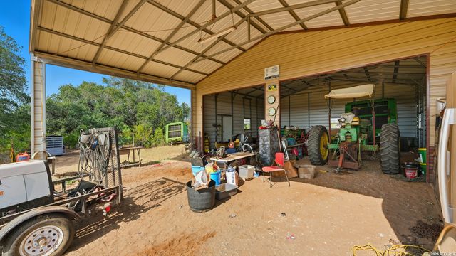 2141 County Road 132, Floresville, TX 78114