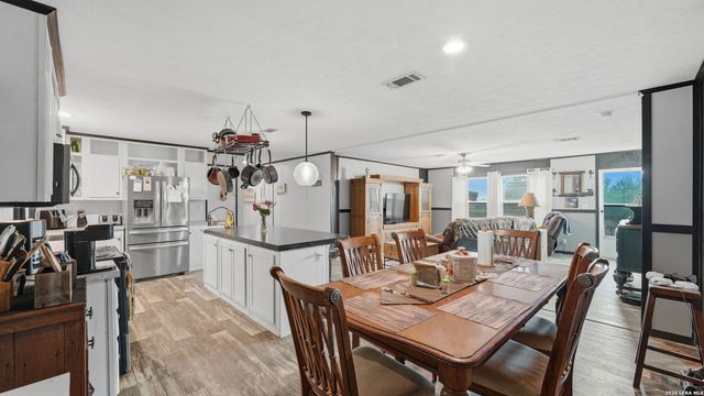 2141 County Road 132, Floresville, TX 78114
