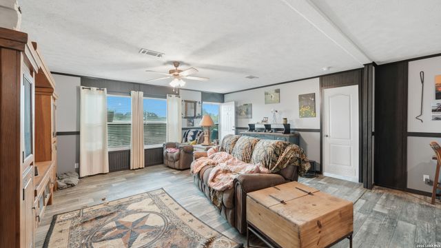 2141 County Road 132, Floresville, TX 78114