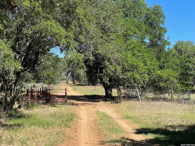 2141 County Road 132, Floresville, TX 78114