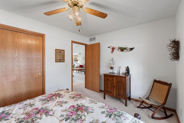 W203N16151 Pin Oak CIRCLE, Jackson, WI 53037