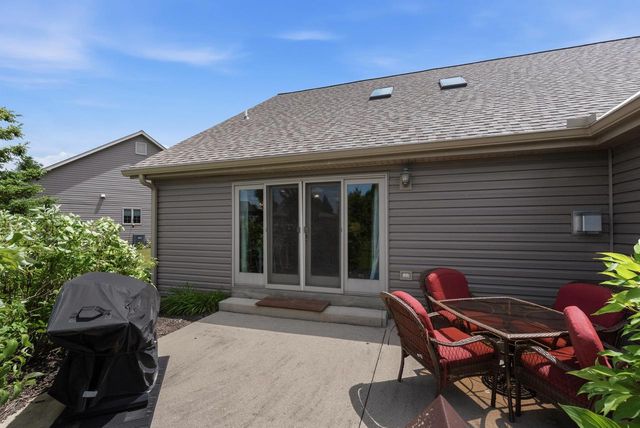 W203N16151 Pin Oak CIRCLE, Jackson, WI 53037