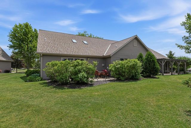 W203N16151 Pin Oak CIRCLE, Jackson, WI 53037