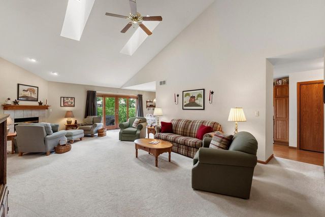 W203N16151 Pin Oak CIRCLE, Jackson, WI 53037